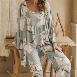 Three piece lounge set (s)